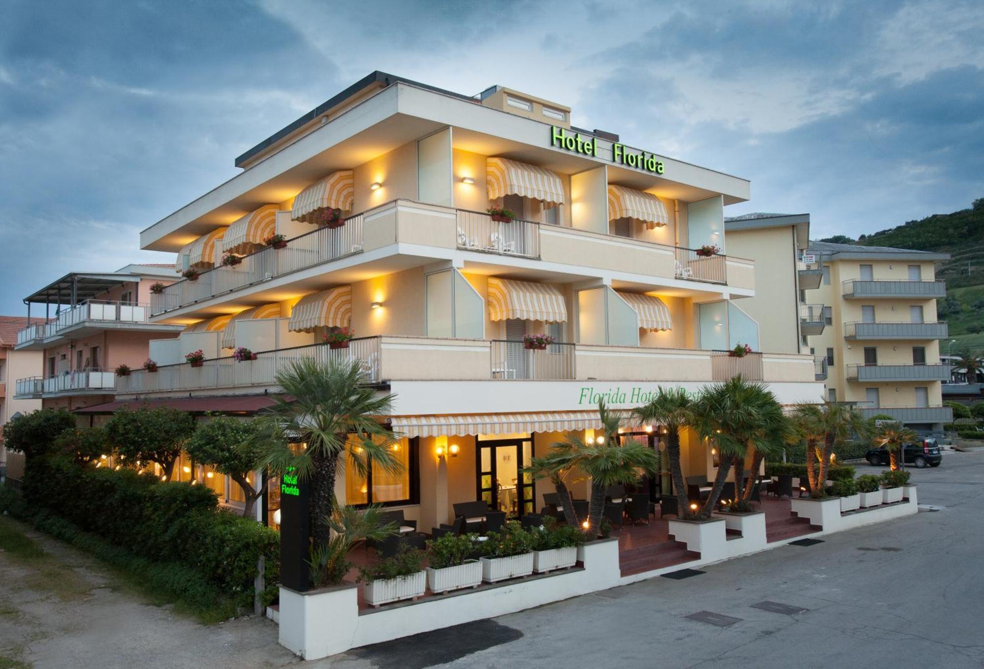 Hotel Florida Silvi Marina Exteriör bild